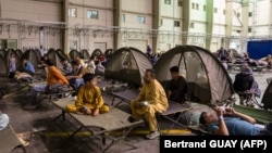 شماری از مسافران تخلیه شده از افغانستان در میدان هوایی ابو ظبی