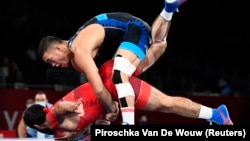 Акжол Махмудов армениялык атаандашы Карапет Чальян жарым финалда 6:2 эсебинде жеңип, алтын байге үчүн күрөшүүгө мүмкүнчүлүк алды.