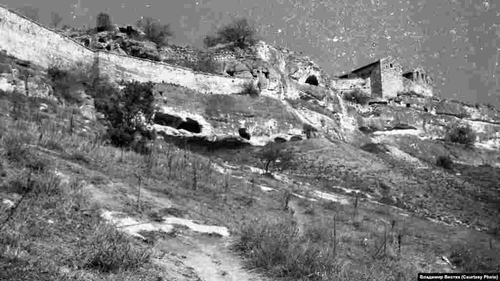 У руїнах філії Донецького інституту агропромислового виробництва в селі Піски Донецької області в листопаді 2015 року знайшли фотографії авторства одного з працівників цього інституту &ndash; Володимира Вістяка. На кількох з них було зображене кримське печерне місто Чуфут-Кале