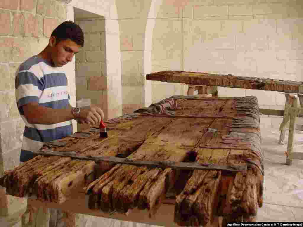 Молодой сирийский рабочий восстанавливает древнюю дверь, 2004 год. Когда сын Хафеза Асада Башар принес в 2000 году присягу президента, была надежда на то, что политический режим в Сирии смягчится &ndash;&nbsp;особенно после того, как новый глава государства женился на суннитке британского происхождения. Но репрессии продолжались.&nbsp;