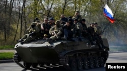 Озброєні чоловіки з георгіївськими стрічками на легко-броньованій техніці в'їжджають в Краматорськ, 16 квітня 2014 року