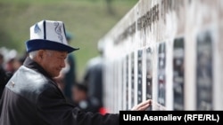 “Апрел баатырлары” коомдук уюму улуттук тестирлөөдө баллы жетпеген абитуриенттерди медициналык академияга мыйзамсыз кабыл алган фактыларга мамлекет башчысы Атамбаевдин көңүлүн бурууга аракет жасады.