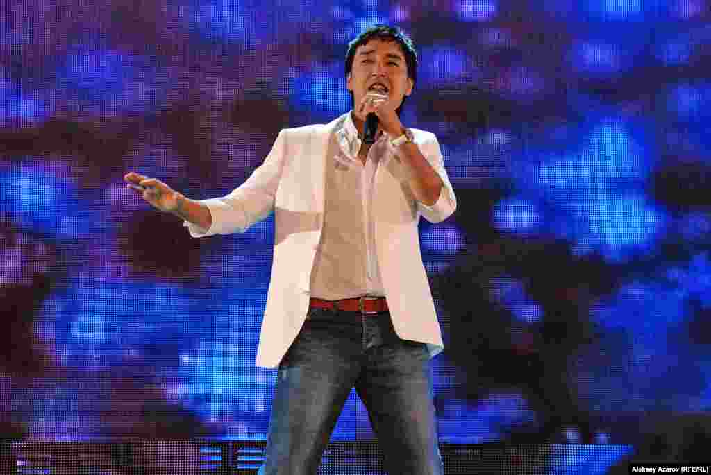 Нынешний ретрофестиваль не обошелся без метаморфозы. В отпечатанных буклетах с программой фестиваля присутствует имя певца Кайрата Нуртаса. Он должен был исполнить песенку &laquo;Белые розы&raquo; &ndash; один из шлягеров российской группы &laquo;Ласковый май&raquo;. Но вместо него ее пел Сырым Исабаев &ndash; артист примерно одного с ним возраста. Точные причины замены Кайрата Нуртаса другим исполнителем неизвестны. Но, возможно, это связано с имевшим место погромом 31 августа в Алматы у ТРЦ &laquo;Прайм-Плаза&raquo;, устроенным поклонниками Кайрата Нуртаса.