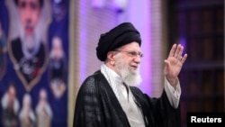 Паёми Оятуллоҳ Алии Хоманаиро дар телевизионҳои давлатии Эрон хонданд.