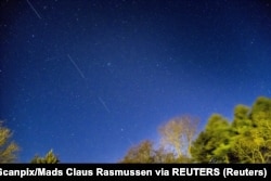 "SpaceX" компаниясынын орбитадагы "Starlink 5" жасалма жандоочулары Даниянын асманында көрүнүп турат. 2020-жылдын 21-апрели.