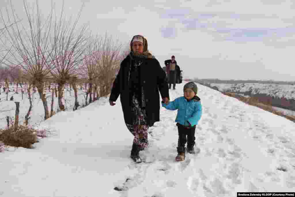 За день она по несколько раз пересекает границу, чтобы купить продукты питания и бытовые принадлежности