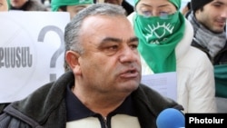 Քաջարանի գյուղապետ Ռաֆիկ Աթայանը Երեւանում կայացած բողոքի ակցիայի ժամանակ, 29-ը դեկտեմբերի, 2011թ.