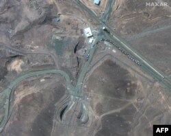 На гэтым здымку Maxar Technologies відаць грузавікі каля ўваходу ў падземныя памяшканьні на ядзерным аб'екце ў Фардо ў Іране, 19 чэрвеня 2025