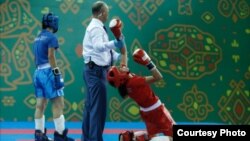 Миҷгона Самадова бо либоси сурх