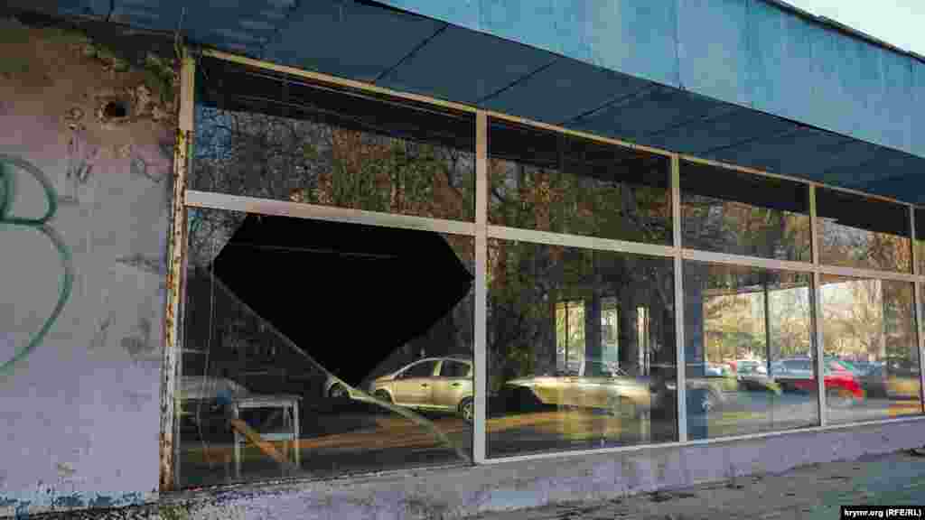 Зараз фойє з вибитим склом