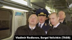 12 декабря 2001. Владимир Путин и Юрий Лужков (справа налево) осмотрели поезд нового поколения, получивший название "Яуза". Пояснения давал начальник Московского метрополитена Дмитрий Гаев (в центре). Фото Владимира Родионова и Сергея Величкина (ИТАР-ТАСС)
