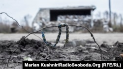 Українська символіка поблизу лінії розмежування, село Кримське