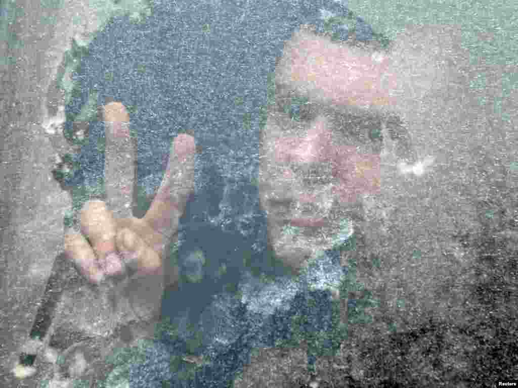 Howpsuzlyk güýçleri protestçileri maşynlara salyp, alyp gitdiler.