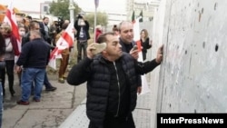 Участники акции начали стучать камнями по металлическим панелям. «Чтобы достучатся до Тамар Жвания», – заявил Звиад Куправа (справа)