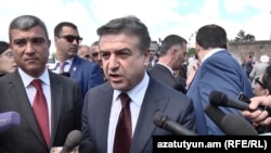 Վարչապետ Կարեն Կարապետյանը զրուցում է լրագրողների հետ, արխիվ