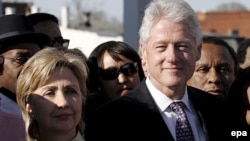 Билл Клинтон скромно вступил в предвыборную кампанию супруги