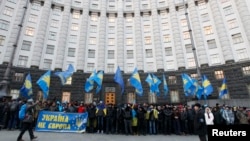 Сторонники евроинтеграции пикетируют здание правительства в Киеве