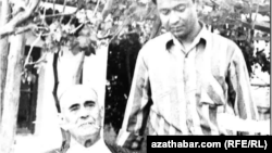 Türkmen bagşysy Sahy Jepbarow (çepde) we publisist ýazyjy, Azatlyk Radiosynyň öňki habarçysy Amanmyrat Bugaýew (sagda). Aprel, 1975. Türkmenistan. Arhiw suraty.