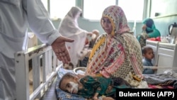 بسیاری از شفاخانه‌ها و مرکزهای صحی در افغانستان پس از قطع حقوق کارکنان‌شان بسته شده‌اند.