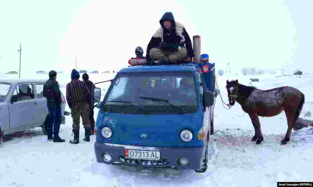 Рахмотуллa из соседнего села, он организовал козлодрание в честь своего новорожденного сына. Козлодрание проводится строго по выходным по разрешению районных властей, цена приза тоже регулируется.&nbsp;
