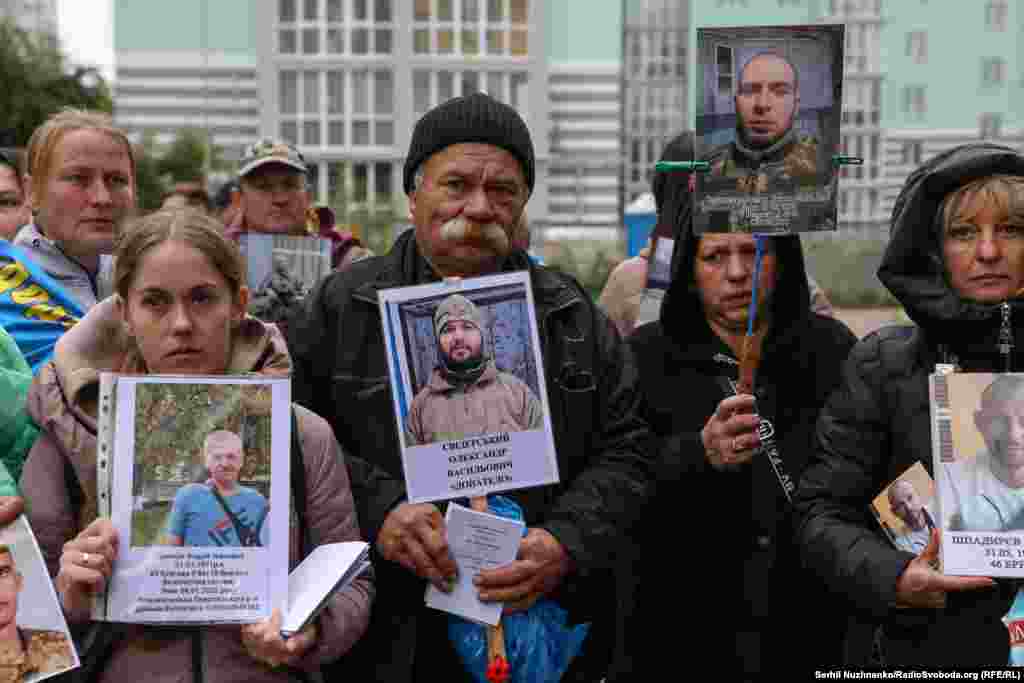 Рідні тих, хто зник безвісти чи перебуває у російському полоні, стоять із фотографіями в руках. Вони сподіваються отримати хоч якусь інформацію.Від початку повномасштабного вторгнення Україні вдалося повернути з російського полону додому понад 7 тисяч українців
