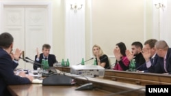 Глава конкурсної комісії Роман Майданик під час засідання комісії з проведення конкурсу на зайняття посад директора Державного бюро розслідувань, його заступників, директорів територіальних органів та керівників підрозділів центрального апарату ДБР, у Києві, 16 листопада 2017 року