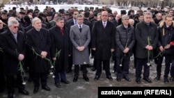 Armenia - Prime Minister Karen Karapetian (C) and other officials mark the 29th anniversary of a devastating earthquake in Gyumri, 7Dec2017. 
