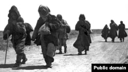 Аштықтан жан сауғалап, ауып бара жатқан ел. Сурет 1930 жылдары түсірілген.  