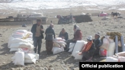 Улуу Памирдеги кыргыздарга гуманитардык жардам жеткирилген учур. Иллюстрациялык сүрөт.