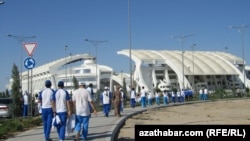 Türkmenistan: Sportuň “mejbury janköýerleri”