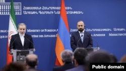Իրանի և Հայաստանի արտգործնախարարները՝ Աբբաս Արաղչին և Արարատ Միրզոյանը հանդես են գալիս համատեղ ասուլիսով, Երևան, 25-ը մարտի, 2025թ.
