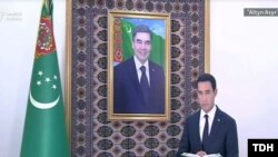 Türkmenistanyň täze prezidenti Serdar Berdimuhamedow kakasynyň, öňki prezident Gurbanguly Berdimuhamedowyň portretiniň öňünde