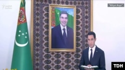 Сердар Бердымухамедов на фоне портрета своего отца президента Гурбангулы Бердымухамедова