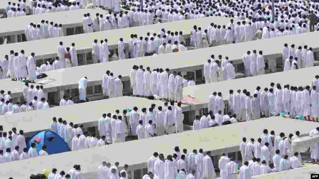 Верующие молятся в Мекке