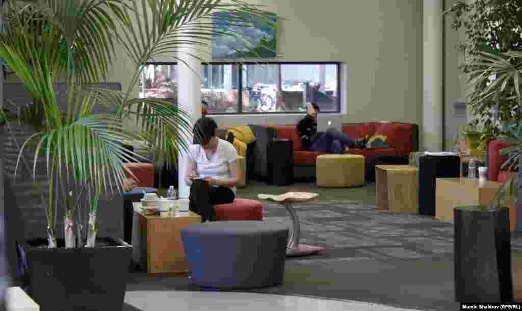 У каждого работника свободный график: он может уделить один день в неделю своим проектам. Важен результат