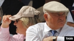 Moskwanyň öňki häkimi Ýuriý Lužkow (sagda) we onuň aýaly Ýelena Baturina at çapyşyk ýaryşynda, Moskwa, 22-nji iýul, 2006-njy ýyl.
