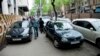 Парковка автомобилей на тротуарах считается административным правонарушением. Штрафы за стоянку на пешеходной части дорог действуют в Грузии много лет и их никто не отменял