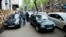 Парковка автомобилей на тротуарах считается административным правонарушением. Штрафы за стоянку на пешеходной части дорог действуют в Грузии много лет и их никто не отменял