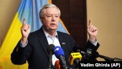 Архівна світлина. Американський сенатор-республіканець Ліндсі Грем під час брифінгу в Києві, 18 березня 2024 року