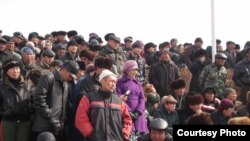 Бүгүн жарык көргөн гезиттердин көпчүлүгү 10-мартта Нарында өткөн митинг тууралуу кеп козгошту.