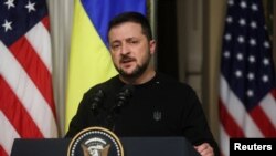 Prezident Wolodymyr Zelenski ABŞ prezidenti Jo Baýden bilen 12-nji dekabrda Ak tamda geçiren bilelikdäki metbugat ýygnagynda söz sözleýär. Waşington, ABŞ.