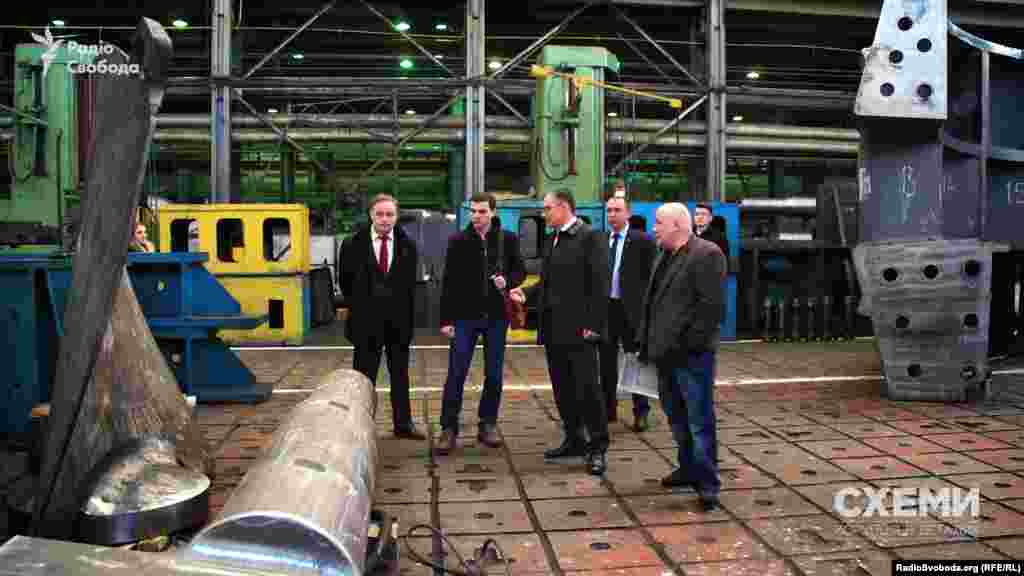 Журналіст програми &laquo;Схеми&raquo; Олександр Чорновалов (другий ліворуч) на заводі &laquo;Турбоатом&raquo; у супроводі генерального директора підприємства Віктора Суботіна