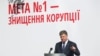 Президент Петро Порошенко під час церемонії складання присяги детективами Національного антикорупційного бюро, 15 вересня 2015 року (©Shutterstock)