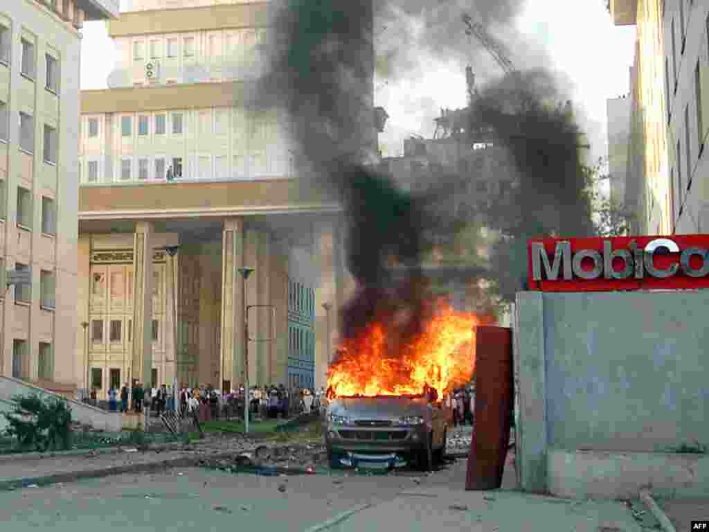 Столкновения полиции с революционной молодежью в Улан-Баторе, 2008.