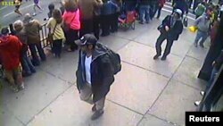 Ағайынды Царнаевтардың Бостонда жарылыс болған күні видео камераға түсіп қалған бейнелері.  Суретті ФБР 2013 жылы 18 сәуірде жариялаған.