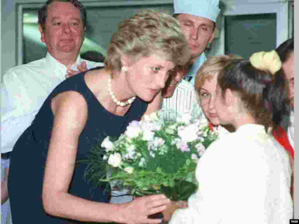 Принцеса Діана під час візиту до дитячої лікарні в Москві, 1995 рік.