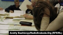 Saýlaw uçastogynyň komissiýasynda agşamky ses sanaşlyk. Kiýew, 29-njy oktýabr, 2012 ý.