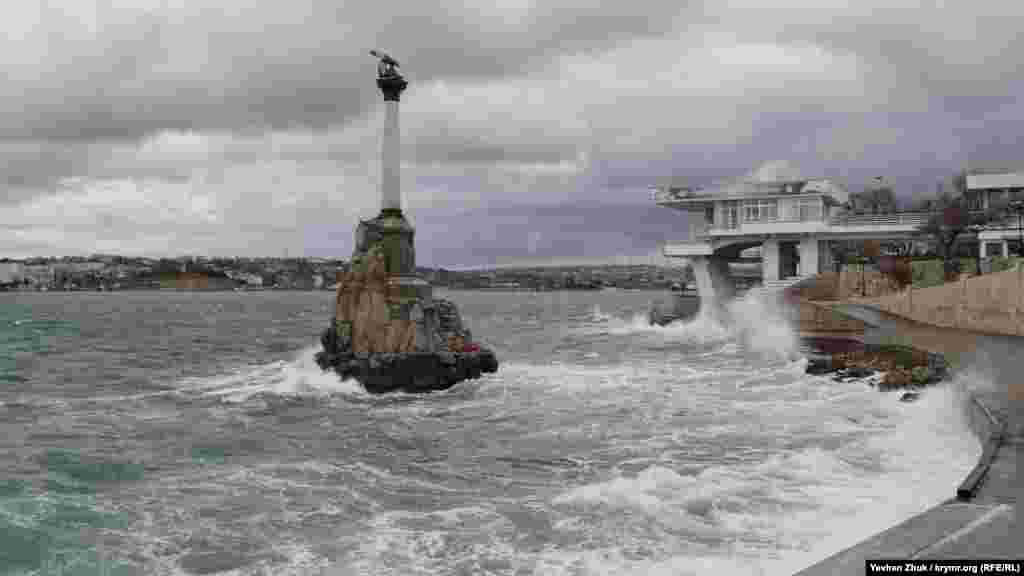 Біля пам&#39;ятника Затопленим кораблям