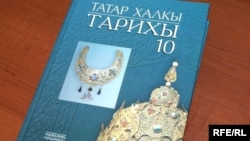 "Мәгариф" нәшриятендә чыккан "Татар халкы тарихы" дәреслеге. Марат Гыйбатдинов авторларның берсе. 2010 ел