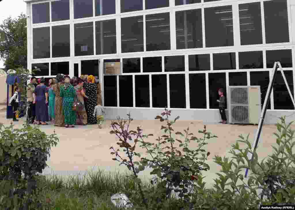 Магазин на проспекте Магтымкули в Ашгабате. В начале года сообщалось, что власти на местах&nbsp; в условиях острой нехватки муки обдумывают возможность конфискации ее &laquo;излишков&raquo; у населения.